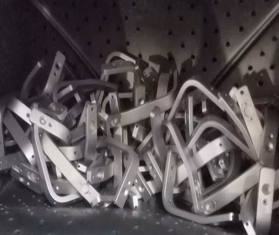 Máquina de jateamento de esteira trifásica 380 V 50 Hz para limpeza de pequenas peças metálicas